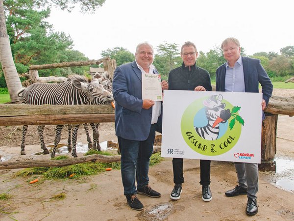 Zoodirektor Jörg Junhold überreicht die Urkunde für Zebra-Patenschaft an Ralf Rangnick und Dirk Thärichen, Foto: Anika Dollmeyer / Konsum Leipzig