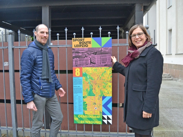 Kulturbürgermeisterin Dr. Skadi Jennicke und der Leiter des Sportmuseums Aiko Wulff an Station 8 der Leipziger Sportroute, Foto: Stadtgeschichtliches Museum Leipzig