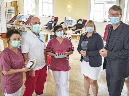 Mitarbeiter der Leipziger Verkehrsbetriebe spenden Blut
