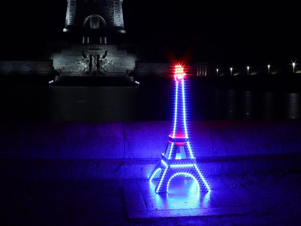 Eiffelturm by night – und das in Leipzig! Der Turm mahnt die Stadtverwaltung, das Pariser Klimaschutzabkommen einzuhalten. Die Farben der LEDs stellen die zunehmende Erderhitzung dar. Foto: Fabia Pohl, Lizenz: CC-BY-4.0