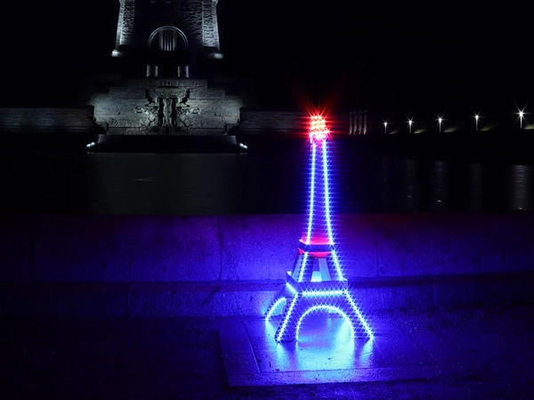 Eiffelturm by night – und das in Leipzig! Der Turm mahnt die Stadtverwaltung, das Pariser Klimaschutzabkommen einzuhalten. Die Farben der LEDs stellen die zunehmende Erderhitzung dar. Foto: Fabia Pohl, Lizenz: CC-BY-4.0