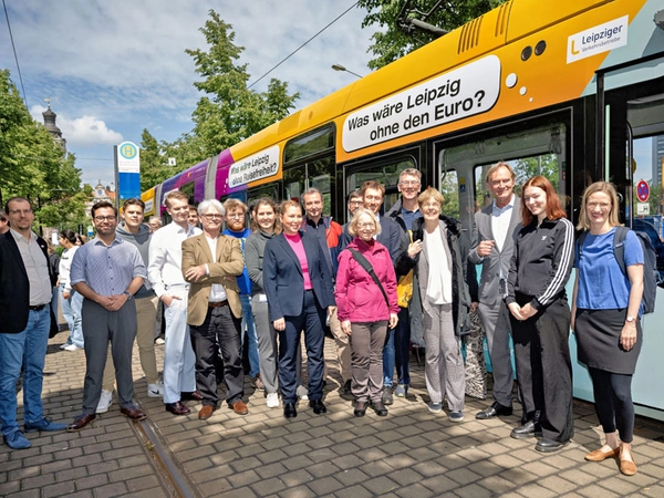 Vertreter der Stadt, der Deutschen Nationalstiftung, der LVB und der Zivilgesellschaft vor Leipzigs neuer Europa- und Demokratie-Straßenbahn. Foto: Leipziger Gruppe
