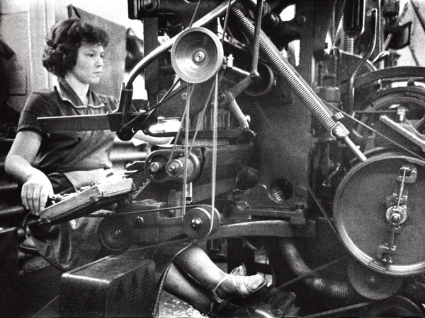 Evelyn Richter: Setzerin an der Linotype, Ost-Berlin, 1959