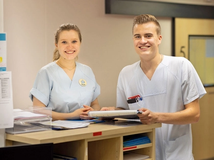 Die Letzten ihrer Art: Universitätsklinikums Leipzig und MBFS verabschieden sich von Auszubildenden der Gesundheits- und Kinderkrankenpflege