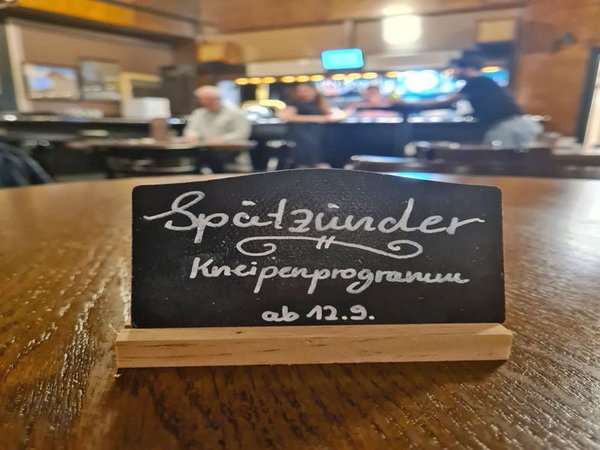 Zum Spätzünder mutiert die academixer-Kneipe ab 12. September 2022, Foto: Kabarett academixer Leipzig