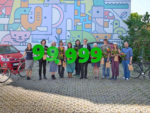 Begrüßung der letzten 9 von 99.999 teilAuto-Nutzenden mit Leipzigs Oberbürgermeister Burkhard Jung und Vertreter sowie Vertreterinnen von teilAuto, Foto: René Paritschkow