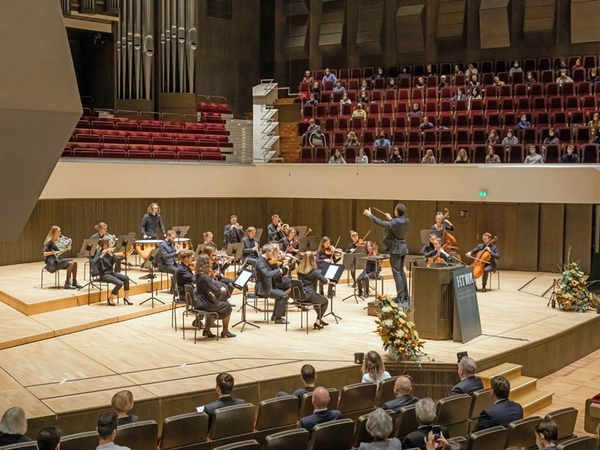 Das HTWK-Orchester unter Leitung von Matthew Lynch musizierte zur Immatrikulationsfeier 2021 im Gewandhaus zu Leipzig, Foto: Swen Reichhold / HTWK Leipzig