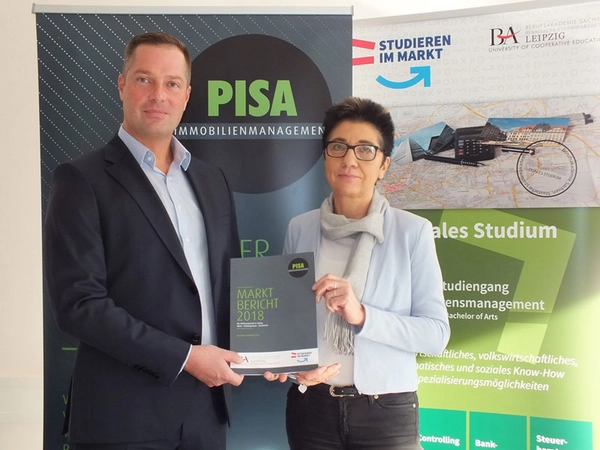 Präsentieren den neuen Wohnungsmarktbericht für Leipzig: Timo Pinder (Geschäftsführer PISA IMMOBILIENMANAGEMENT) und Prof. Dr. habil. Kerry-U. Brauer, Direktorin Staatliche Studienakademie Leipzig, Foto: W&R IMMOCOM Präsentieren den neuen Wohnungsmarktbericht für Leipzig: Timo Pinder (Geschäftsführer PISA IMMOBILIENMANAGEMENT) und Prof. Dr. habil. Kerry-U. Brauer, Direktorin Staatliche Studienakademie Leipzig, Foto: W&R IMMOCOM