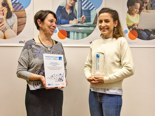 Heike Richter (Leiterin der Volkshochschule) und Projektleiterin Caroline Baetge mit dem Preis und der Urkunde, Foto: VHS Leipzig / Peter Kabitzsch