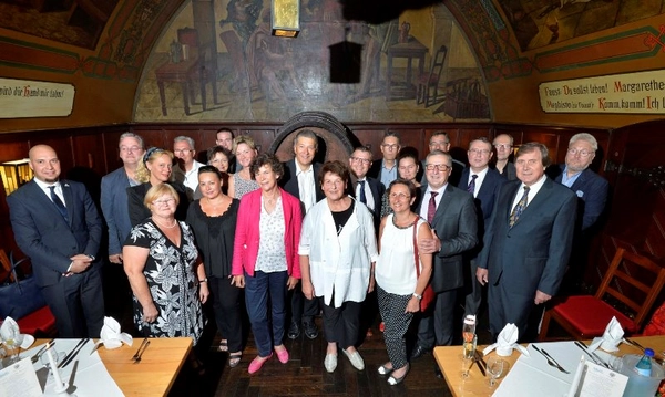 Gute Stimmung unter den Gästen beim französisch-deutschen Kulturaustausch in Auerbachs Keller Leipzig.