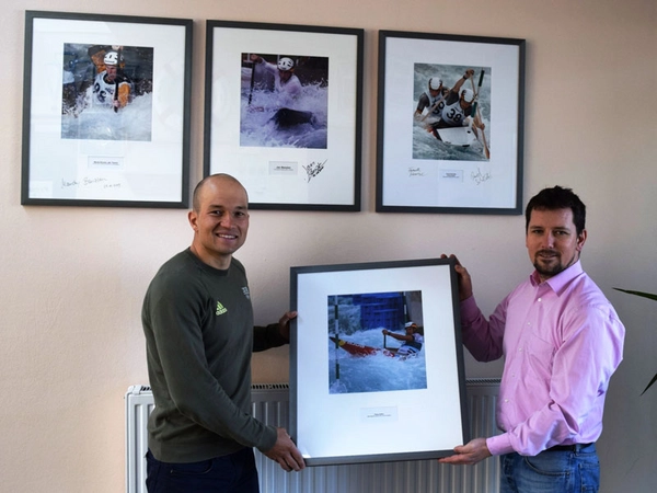  Franz Anton (Weltmeister im Kanu-Slalom) und Christoph Kirsten (Leiter des Kanuparks) vor der Ehrengalerie, Foto: Kanupark Markkleeberg