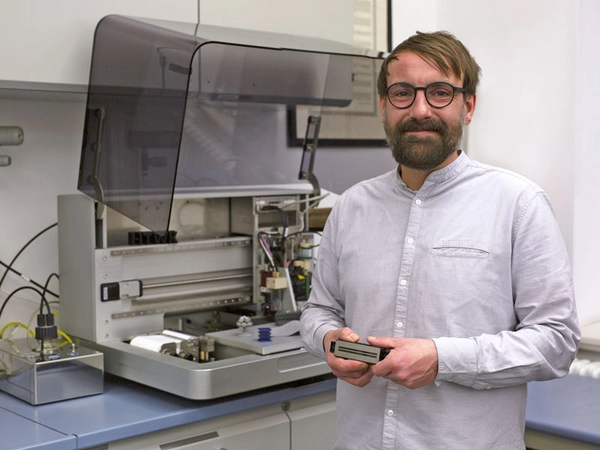 Prof. Dr. Ingo Reinhold mit einem Inkjet-Laserdruck-Kopf, Foto: Immo Fattroth / HTWK Leipzig