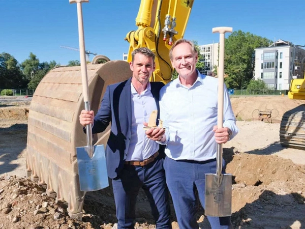 Jan Benzien (links) und Oberbürgermeister Burkhard Jung beim Baggerbiss für den Stadthafen, Foto: Stadt Leipzig / sf