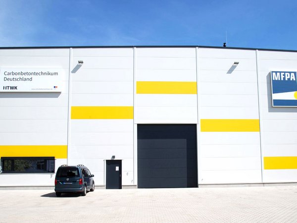 Das Carbonbetontechnikum der HTWK Leipzig ist eine weltweit einzigartige Modellfabrik, in der die automatisierte Fertigung von Carbonbetonbauteilen erprobt wird. Foto: HTWK Leipzig