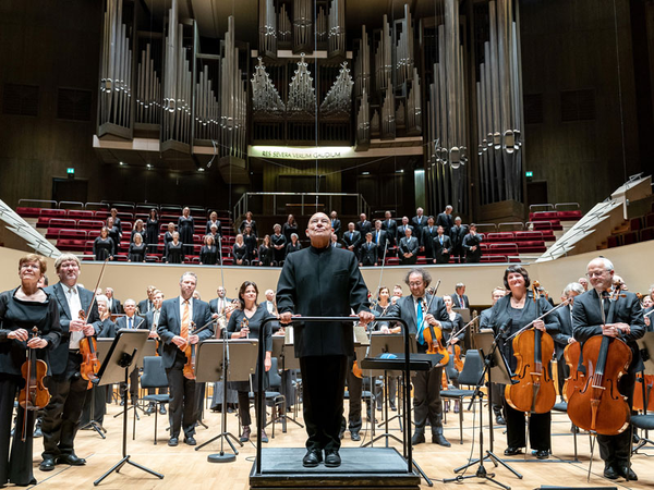 MDR-Sinfonieorchester und MDR-Rundfunkchor im Gewandhaus mit Chefdirigent Dennis Russell Davies, Foto: MDR / Tom Schulze