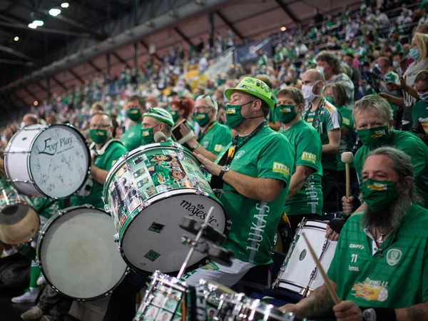 Fans beim Spiel in der Arena, Foto: SC DHfK Leipzig