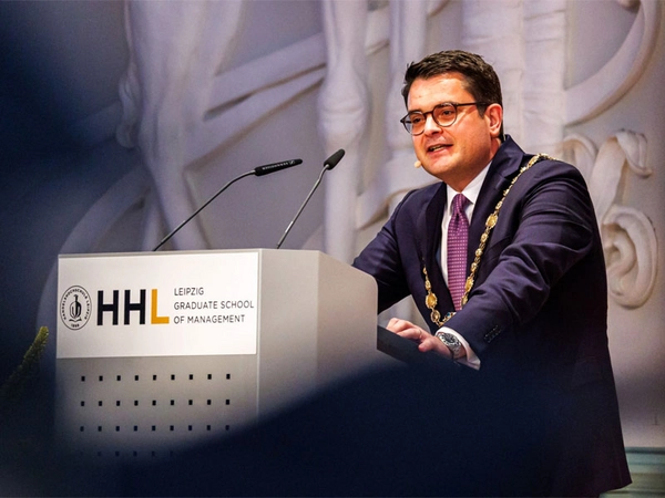 Tobias Dauth mit Amtskette bei Graduierung, Foto: HHL