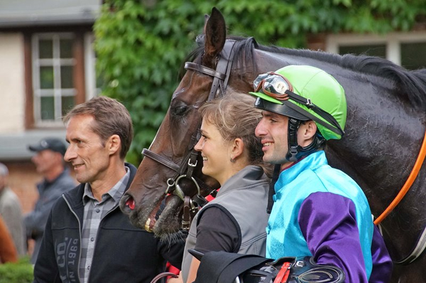 Trainer M. Angermann, Pflegerin D. Rehder und Jockey M. Pecheur mit dem siegreichen Mount Juliet.