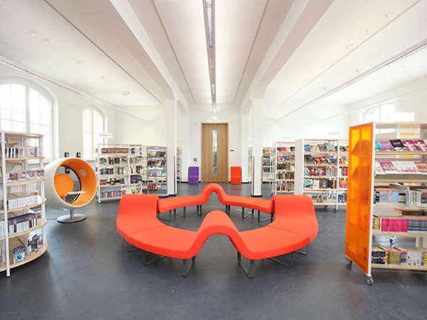 Leipziger Stadtbibliothek: Jugendbereich im 2. Obergeschoss, Foto: Mahmoud Dabdoub