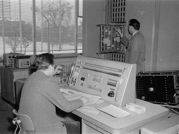 Die Anfänge des Universitätsrechenzentrums im Jahr 1962, ein Zeiss-Rechenautomat 1 (ZRA 1). Foto: Universitätsarchiv Leipzig