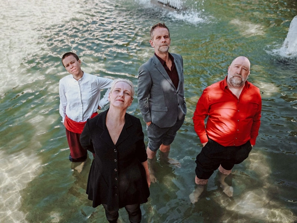 Sommertheater: Frauen, die auf Felsen singen, Foto: Hannah Loewenau