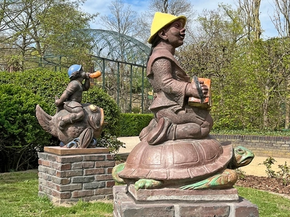 Keramiken „Vier Kontinente“ wieder im Zoo Leipzig aufgestellt