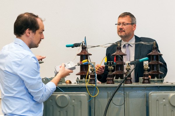 Prof. Gerd Valtin (rechts) und Mitarbeiter Peter Kästel entwickeln im Projekt „SMART-TR“ ein Diagnosesystem zur Vorhersage des Betriebsrisikos und der Restlebensdauer von Leistungstransformatoren.