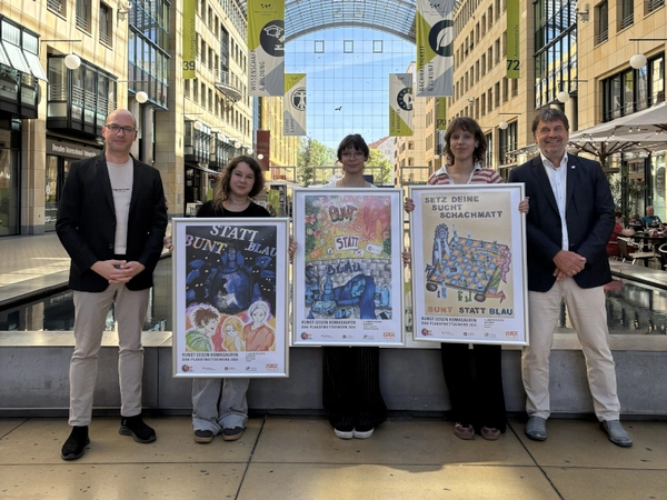 Gruppenbild mit DAK-Landeschef Stefan Wandel, allen Siegerinnen und Jurymitglied Ralf Berger, Präsident Landesamt für Schule und Bildung a.D. Foto: DAK-Gesundheit