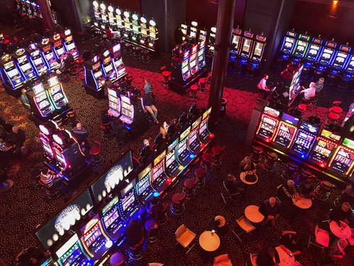 In Online-Casinos ohne Einsatzlimit gibt es keine finanziellen Begrenzungen an Spielautomaten. Foto: Chuma A / unsplash.com