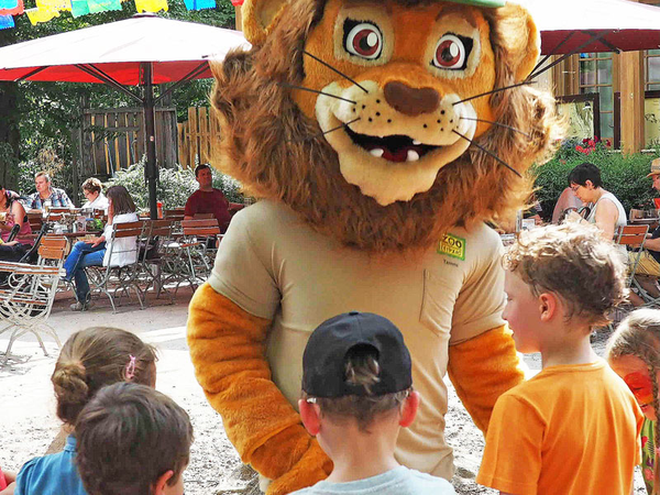 Maskottchen Tammi ist am Kindertag im Zoo unterwegs, Foto: Zoo Leipzig