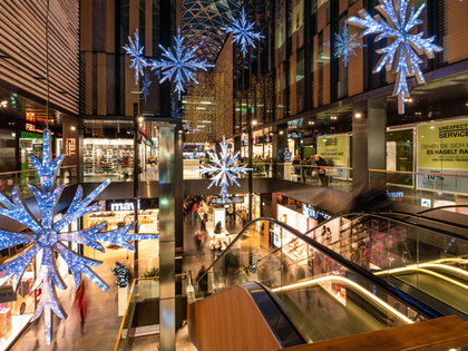 Mit Abstand und im festlichen Gewand eröffnen die Höfe am Brühl in Leipzig die Weihnachtsshoppingsaison