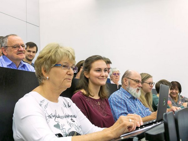 Gemeinsames Studium verschiedener Generationen im Hörsaal der Universität Leipzig. Foto: Swen Reichhold