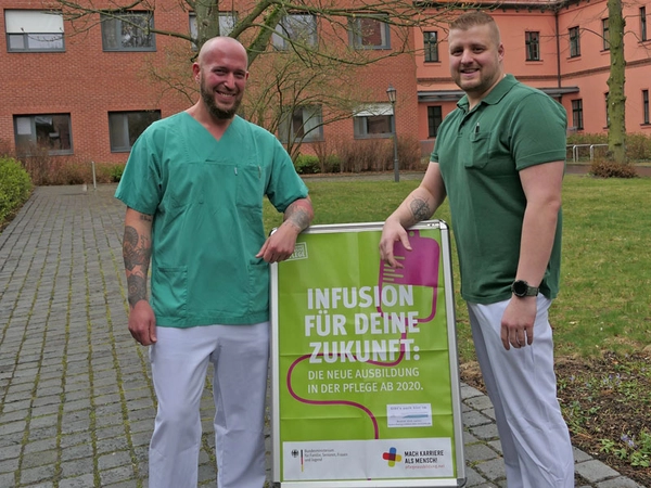 Pfleger Vladi und Pfleger Philipp arbeiten in der psychiatrischen Pflege innerhalb der Akutpsychiatrie. Foto: SKH Altscherbitz