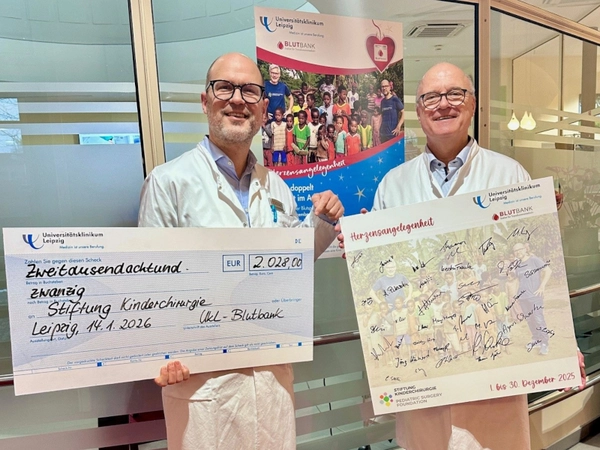 Prof. Martin Lacher und Prof. Reinhard Henschler freuen sich über die Spendensumme der diesjährigen Aktion "Herzensangelegenheit" zugunsten der Stiftung Kinderchirurgie, Foto: UKL / Anja Grießer
