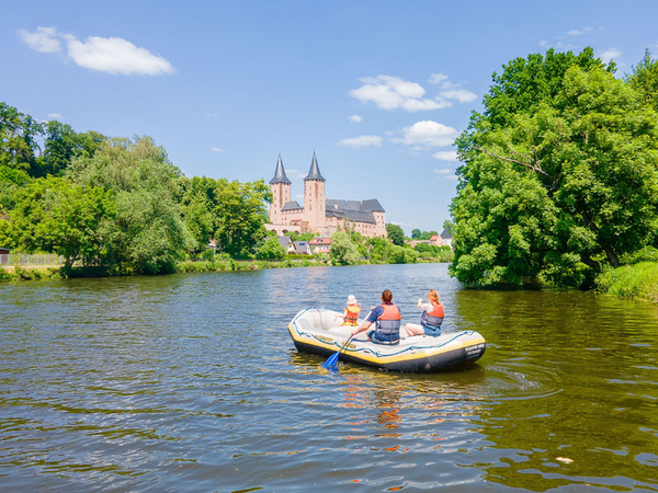 Aktivtourismus: Blick von der Mulde zu Schloss Rochlitz, Foto: Tom Williger