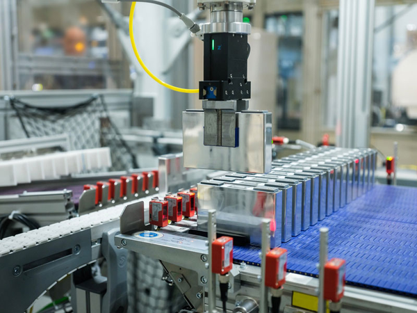 Lackierung von Batteriezellen im BMW Group Werk Leipzig: Vereinzelung der unlackierten Zellen (2/2023), Foto: BMW Group