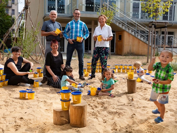 Mandy Kanne (Bereichsleitung Kita & More Leipzig), Andrea Johannsen (stellvertretende Leitung Kita Lutherstraße), Steffen Kröner (Regionaler Geschäftsführer), Juri Schmdit Rüdt (LVB) und Brigitte Altherr (Bereichsleitung Kita&More), Foto: Leipziger G Mandy Kanne (Bereichsleitung Kita & More Leipzig), Andrea Johannsen (stellvertretende Leitung Kita Lutherstraße), Steffen Kröner (Regionaler Geschäftsführer), Juri Schmdit Rüdt (LVB) und Brigitte Altherr (Bereichsleitung Kita&More), Foto: Leipziger G