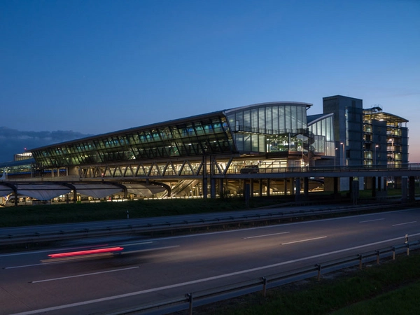 Flughafen Leipzig/Halle Check-In Gebäude: Autobahnanbindung, Foto: Flughafen Leipzig/Halle GmbH (Uwe Schossig)