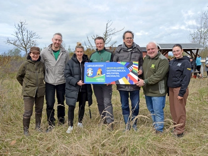 Baumpflanzaktion vom Zoo Leipzig im Rahmen von „Gemeinsam zur Waldmeisterschaft“