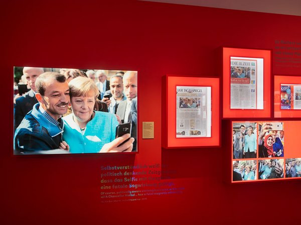 Das Foto des Selfies von Shaker Kedida mit Bundeskanzlerin Merkel sorgt 2015 für Schlagzeilen. Foto: Punctum/Alexander Schmidt