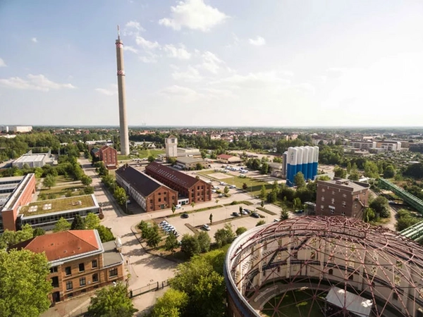 Der 170-Meter-Schornstein auf dem Stadtwerke-Gelände Leipzig-Südost fällt am 15. September 2022, Foto: Leipziger Gruppe