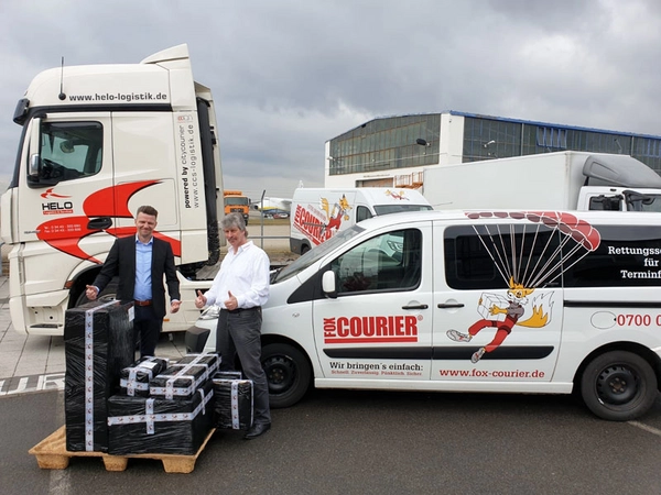 Lars Franke, Geschäftsführer der HELO Logistics & Services GmbH und Klaus-Dieter Bugiel, Geschäftsführer der fox-COURIER GmbH Leipzig mit den Spenden für das Kinderhaus des Vereins: Siddhartha’s Children Home, Foto: Netzwerk Logistik Mitteldeutschl