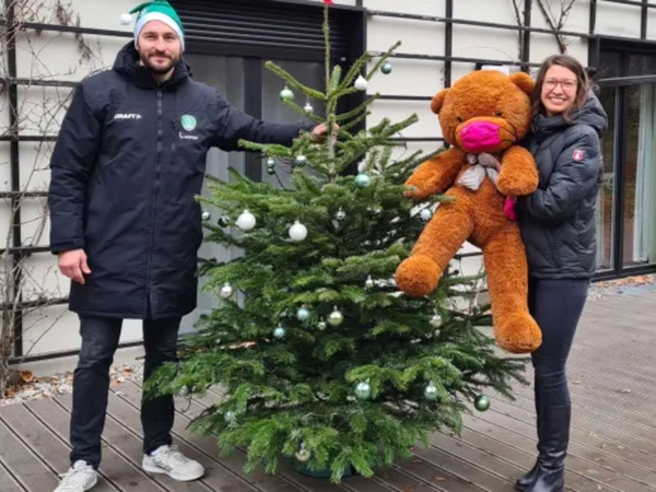DHfK-Sportkoordinator Philipp Müller und Ulrike Herkner von Bärenherz, Foto: Kinderhospiz Bärenherz