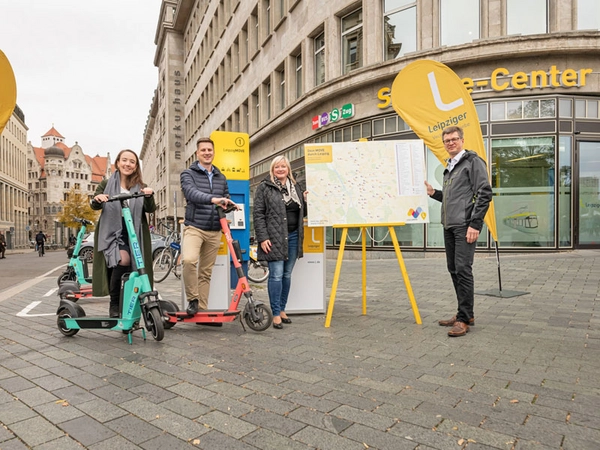 E-Scooter Start in Leipzig: Ioana Freise, Stephan Boelte, Sandy Brachmann, Michael Jana Foto: Leipziger Gruppe
