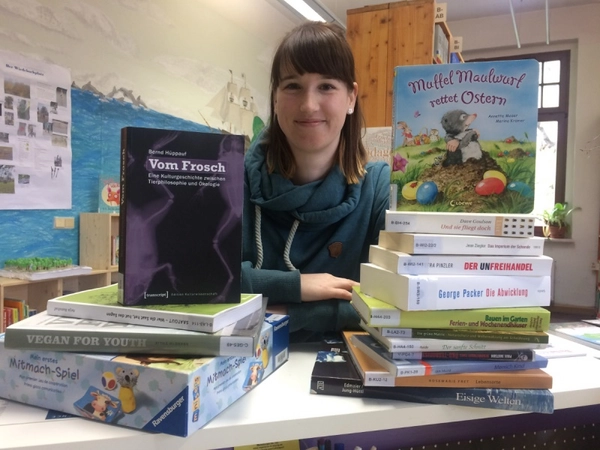 Umweltbibliotheksleiterin Stefanie Tscholitsch