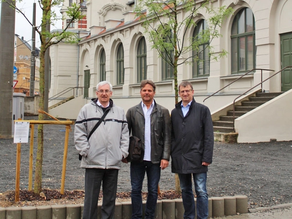 Vor den neugepflanzten Bäumen: Dr. Ingo Seidemann, Geschäftsführer S&G Development GmbH, Felsenkeller-Eigentümer Stefan Marschall und Henning Schubert, Projektentwicklung Retail S&G Development GmbH, Foto: W&R IMMOCOM