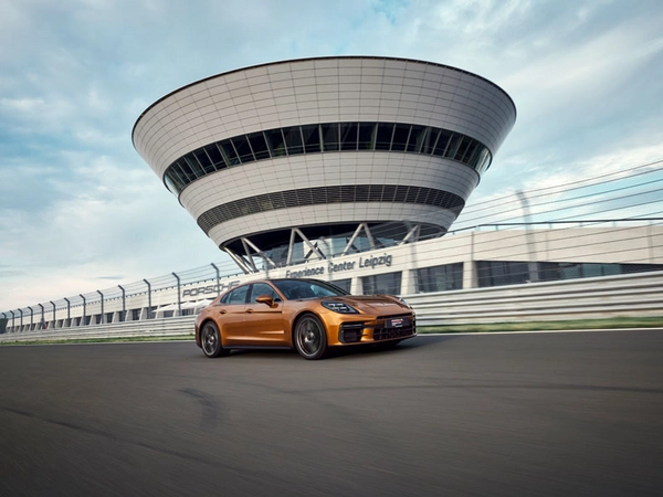 Das Jubiläumsfahrzeug auf der werkseigenen Rundstrecke, Foto: Porsche AG - Leipzig