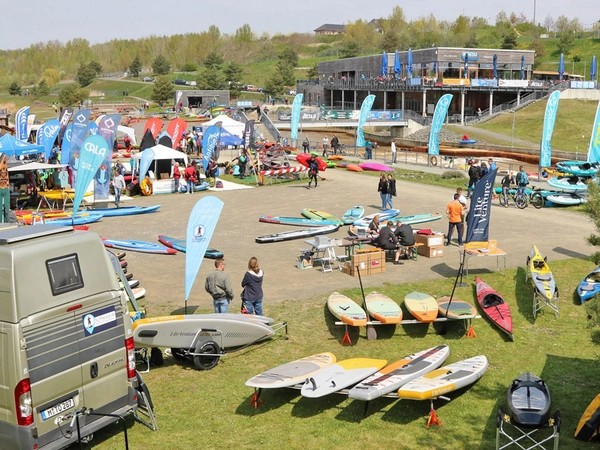 XXL-Paddelfestival im Kanupark mit Blick auf einen Teil des Ausstellerbereiches, Foto: Falk Bruder