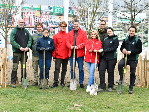 Das Team der BAUHAUS Waldinsel-Pflanzung in Leipzig, Foto: BAUHAUS AG / Jenny Stadthaus