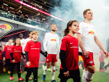 Porsche sucht 911. Einlaufkind bei Bundesliga-Heimspiel von RB Leipzig Porsche sucht 911. Einlaufkind bei Bundesliga-Heimspiel von RB Leipzig